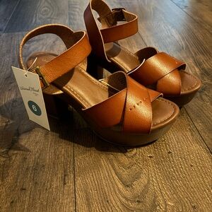 Brand new Universal Thread Women's Brown Platform Sandals